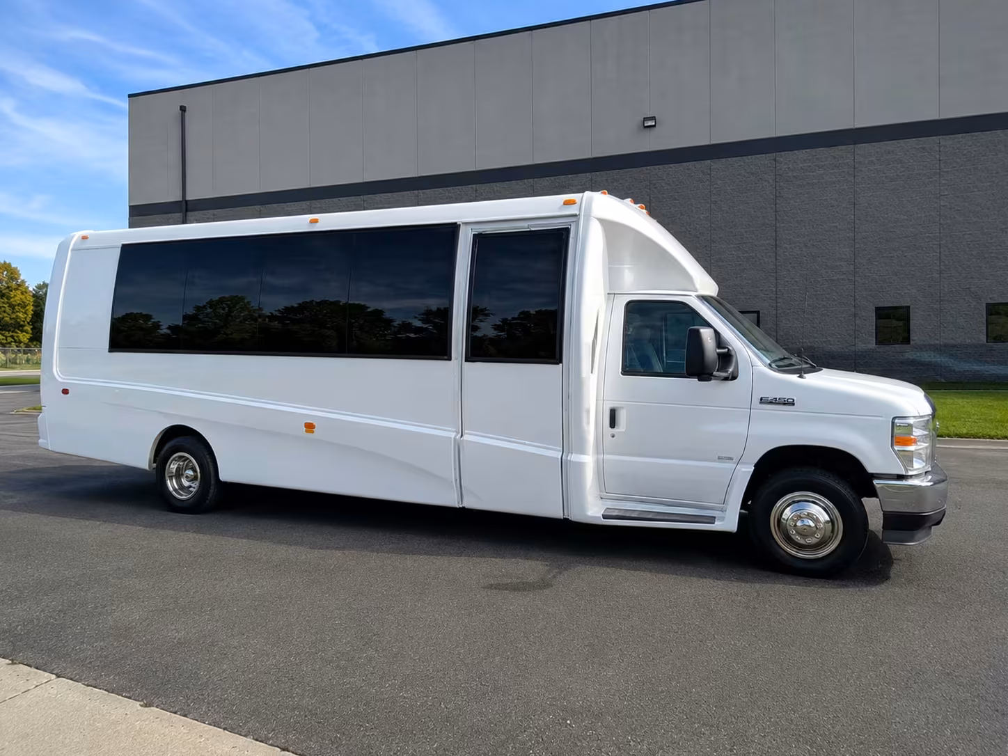 avondale minibus rentals for desert diamond west valley concerts